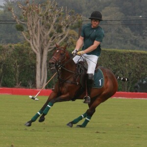 Le prince Harry participe à un match de polo à Carpinteria, le 12 juin 2022.