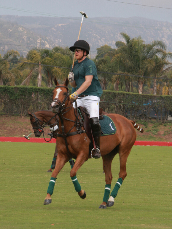 Le prince Harry participe à un match de polo à Carpinteria, le 12 juin 2022.