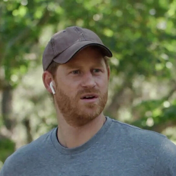 Le prince Harry, duc de Sussex, dans une vidéo de promotion de sa société d'éco-voyage "Travalyst", qui prône le tourisme durable, aux côtés des acteurs Rhys Darby, Dave Fane et Rena Owen. Nouvelle-Zélande. Le 9 mai 2022. 