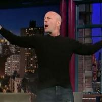 Regardez Bruce Willis faire exploser son caleçon en pleine émission de télé... C'est très chic !