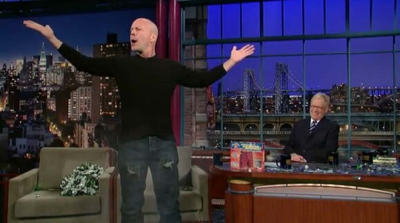 Bruce Willis fait la démonstration de son caleçon explosif devant David Letterman, à New York, le 2 février 2010 !