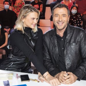 Kelly Vedovelli, Bernard Montiel sur le plateau de l'émission TPMP (Touche pas à mon poste ) diffusée en direct sur C8 le 29 novembre 2021. © Jack Tribeca / Bestimage 