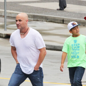 Andre Agassi se promène avec sa femme Steffi Graf et son fils Jaden à Vancouver au Canada le 5 juillet 2014.