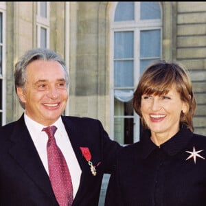 Michel Sardou reçoit la légion d'honneur à l'Elysée en 2001 avec sa femme Anne-Marie Périer
