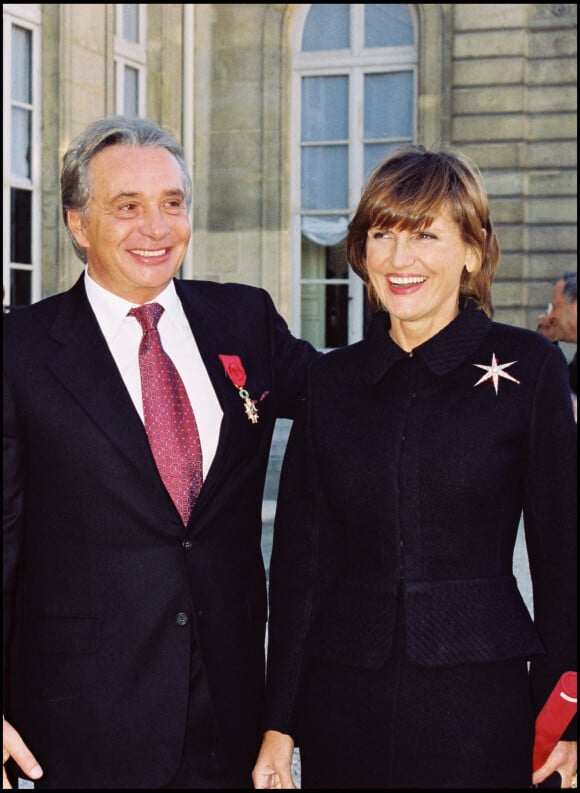 Michel Sardou reçoit la légion d'honneur à l'Elysée en 2001 avec sa femme Anne-Marie Périer