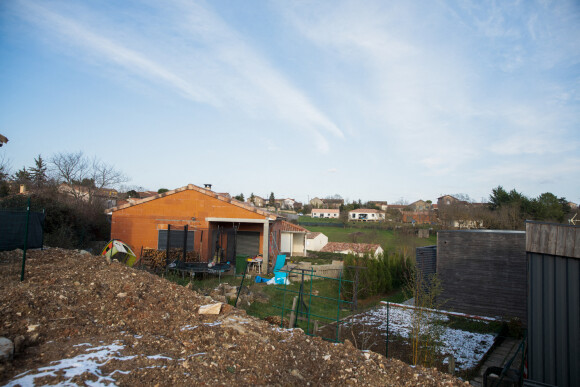 La maison en construction de Delphine Jubillar (Aussaguel), disparue sans laisser de traces depuis le 16 décembre 2020 à Cagnac les Mines dans le Tarn. Un gendarme et une équipe du service des eaux ont mené des investigations pour chercher des traces dans le réseau raccordé à la maison. Le 7 janvier 2021  © Frédéric Maligne / Bestimage