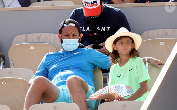 Cyril Hanouna et son fils Lino - People dans les tribunes des Internationaux de France de Tennis de Roland Garros à Paris. Le 9 juin 2021 © Dominique Jacovides / Bestimage