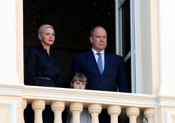 Semi-exclusif - Le prince Albert II, la princesse Charléne et de La princesse Gabriella de Monaco, comtesse de Carladès au balcon du Palais Princier pour célébrer la Fête-Dieu (Corpus Domini) à Monaco Cette Fête catholique, instituée par le pape Urbain IV en 1264, se tient chaque année le jeudi qui suit la Trinité, soixante jours après Pâques. Elle célèbre la présence réelle de Jésus-Christ sous les apparences du pain et du vin, devenus son corps et son sang. © Cyril Dodergny/Nice Matin/Bestimage