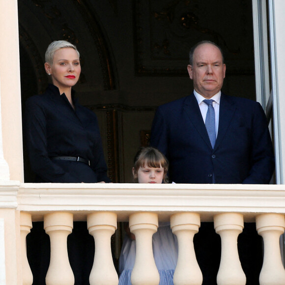 Semi-exclusif - Le prince Albert II, la princesse Charléne et de La princesse Gabriella de Monaco, comtesse de Carladès au balcon du Palais Princier pour célébrer la Fête-Dieu (Corpus Domini) à Monaco, le 16 juin 2022. Cette Fête catholique, instituée par le pape Urbain IV en 1264, se tient chaque année le jeudi qui suit la Trinité, soixante jours après Pâques. Elle célèbre la présence réelle de Jésus-Christ sous les apparences du pain et du vin, devenus son corps et son sang. © Cyril Dodergny/Nice Matin/Bestimage