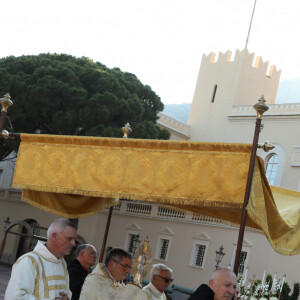Semi-exclusif - Le prince Albert II, la princesse Charléne et de La princesse Gabriella de Monaco, comtesse de Carladès au balcon du Palais Princier pour célébrer la Fête-Dieu (Corpus Domini) à Monaco, le 16 juin 2022. Cette Fête catholique, instituée par le pape Urbain IV en 1264, se tient chaque année le jeudi qui suit la Trinité, soixante jours après Pâques. Elle célèbre la présence réelle de Jésus-Christ sous les apparences du pain et du vin, devenus son corps et son sang. © Cyril Dodergny/Nice Matin/Bestimage