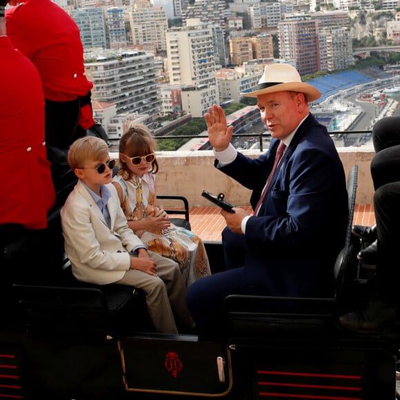 No Tabloïds - Le prince Albert II de Monaco avec ses enfants, le prince Jacques de Monaco, marquis des Baux et la princesse Gabriella de Monaco, comtesse de Carladès, en calèche pour se rendre à la fête des Fiefs 3ème rencontre des sites historiques Grimaldi de Monaco © Sebastien Botella/Nice Matin/Bestimage