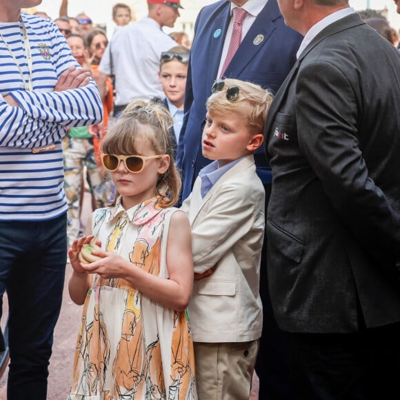 No Tabloïds - Le prince Albert II de Monaco avec ses enfants, le prince Jacques de Monaco, marquis des Baux et la princesse Gabriella de Monaco, comtesse de Carladès, en calèche pour se rendre à la fête des Fiefs 3ème rencontre des sites historiques Grimaldi de Monaco © Sebastien Botella/Nice Matin/Bestimage