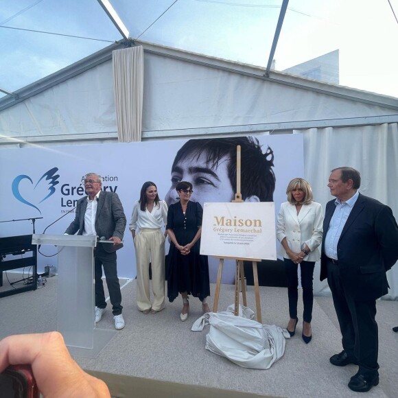 Pierre et Laurence Lemarchal inaugurent la maison Grégory Lemarchal, le 16 juin 2022, à Rueil-Malmaison (92), en présence de Karine Ferri mais aussi de Brigitte Macron, Nikos Aliagas, Faustine Bollaert et Julie Zenatti