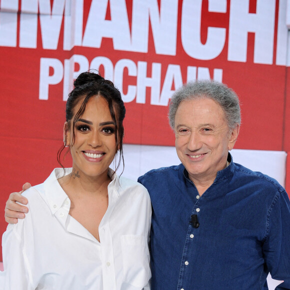 Exclusif - Amel Bent et Michel Drucker - Enregistrement de l'émission Vivement dimanche au studio Gabriel, présentée par Michel Drucker . Diffusion sur France 2 le 19/06/2022. © Guillaume Gaffiot/Bestimage 