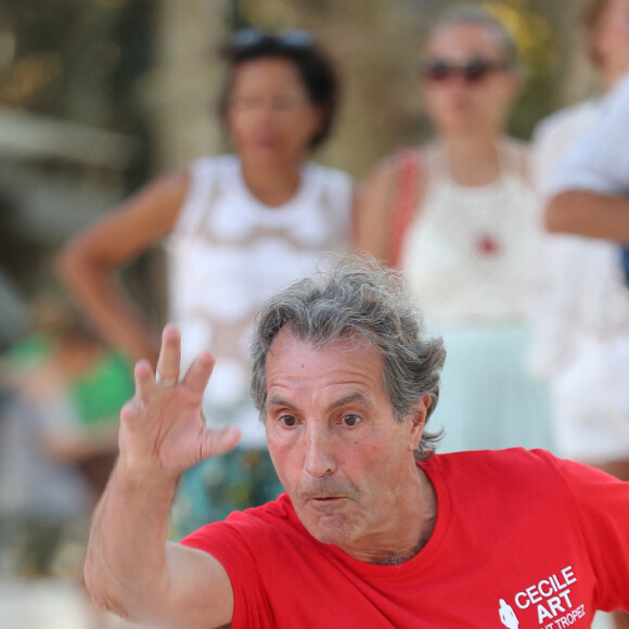 Jean-Jacques Bourdin jouant à la pétanque place des Lices à Saint-Tropez, le 12 août 2016. © Moreau-Jacovides/Bestimage