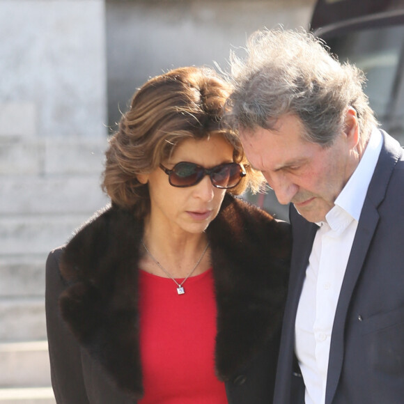 Jean-Jacques Bourdin et sa femme Anne Nivat - Obsèques de Jean-Noël Tassez, le compagnon de Charlotte Rampling, au crématorium du cimetière du Père-Lachaise à Paris, le 9 octobre 2015.