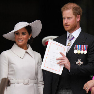 Le prince Harry, duc de Sussex, et Meghan Markle, duchesse de Sussex - Les membres de la famille royale et les invités à la sortie de la messe du jubilé, célébrée à la cathédrale Saint-Paul de Londres, Royaume Uni. 