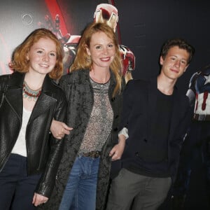 Carole Richert avec ses enfants Pauline Rialet et Vincent Rialet - Vernissage de l'exposition "Marvel Avengers S.T.A.T.I.O.N." à La Défense, le 3 mai 2016. © Christophe Aubert via Bestimage