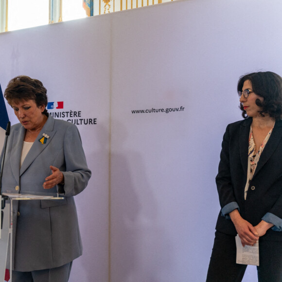 Passation de pouvoirs entre Roselyne Bachelot et Rima Abdul-Malak, nouvelle ministre de la culture, au ministère de la Culture à Paris, le 20 mai 2022.