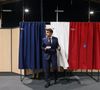 Le président de la République française, Emmanuel Macron vote pour le second tour des élections législatives, au Touquet
