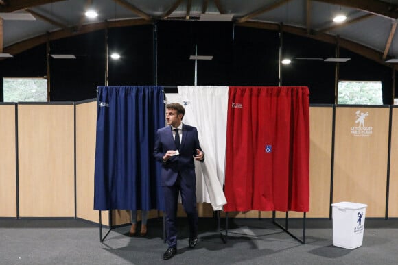 Le président de la République française, Emmanuel Macron vote pour le second tour des élections législatives, au Touquet