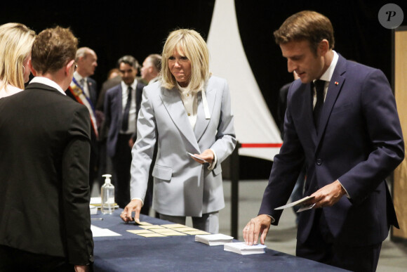 Le président de la République française, Emmanuel Macron et sa femme la Première Dame, Brigitte Macron votent pour le second tour des élections législatives, au Touquet, France, le 19 juin 2022