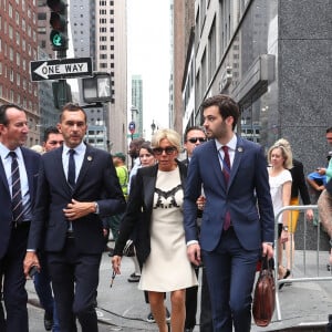Brigitte Macron et son équipe quittant l'hôtel à pied pour se rendre à l'assemblée générale des Nations Unies pour le discours du président de la république à New York le 19 septembre 2017