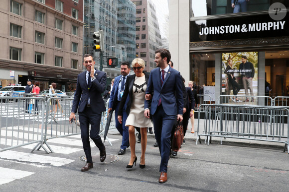Brigitte Macron et son équipe quittant l'hôtel à pied pour se rendre à l'assemblée générale des Nations Unies pour le discours du président de la république à New York le 19 septembre 2017
