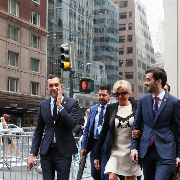 Brigitte Macron et son équipe quittant l'hôtel à pied pour se rendre à l'assemblée générale des Nations Unies pour le discours du président de la république à New York le 19 septembre 2017