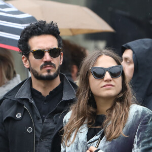 Izïa Higelin et son compagnon lors des obsèques de Jacques Higelin au cimetière du Père Lachaise à Paris le 12 avril 2018.