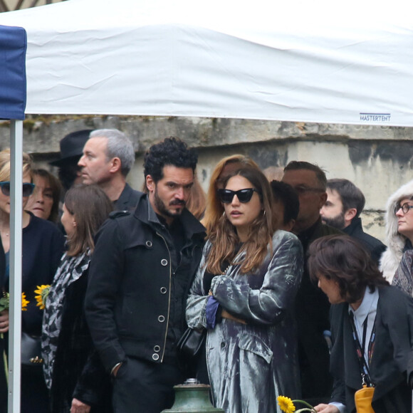 Izïa Higelin et son compagnon lors des obsèques de Jacques Higelin au cimetière du Père Lachaise à Paris le 12 avril 2018.