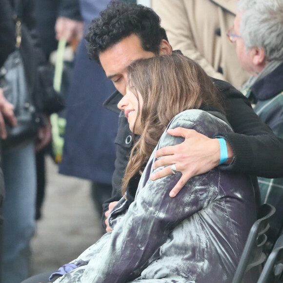 Izïa Higelin et son compagnon lors des obsèques de Jacques Higelin au cimetière du Père Lachaise à Paris le 12 avril 2018.
