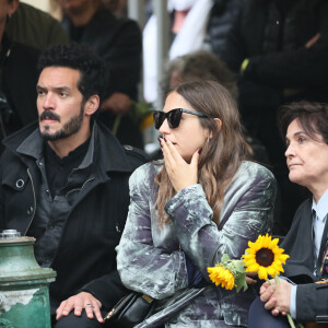 Izïa Higelin et son compagnon lors des obsèques de Jacques Higelin au cimetière du Père Lachaise à Paris le 12 avril 2018.