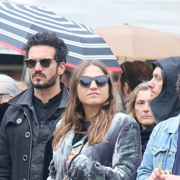 Izïa Higelin et son compagnon ( avec la barbe) lors des obsèques de Jacques Higelin au cimetière du Père Lachaise à Paris le 12 avril 2018.