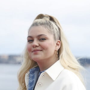 Louane Emera - Photocall de la série "Visions" lors de la 5e saison du festival International des Séries "Canneseries" à Cannes. © Denis Guignebourg/Bestimage