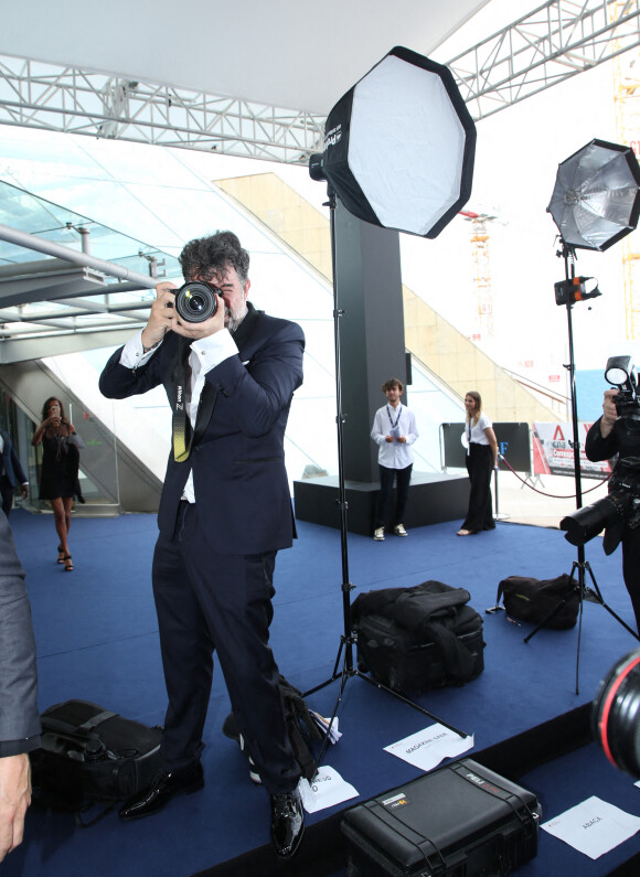 Stéphane Plaza - Stéphane Plaza s'improvise photograhe lors de la cérémonie de clotûre lors du Festival de Televison de Monte Carlo le 21 juin 2022. © Denis Guignebourg/Bestimage 