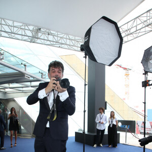 Stéphane Plaza - Stéphane Plaza s'improvise photograhe lors de la cérémonie de clotûre lors du Festival de Televison de Monte Carlo le 21 juin 2022. © Denis Guignebourg/Bestimage 