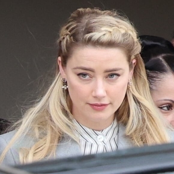 Amber Heard termine une autre journée lors de son procès intenté par son ex au palais de justice de Fairfax, Virginie, Etats-Unis, le 27 mai 2022. 