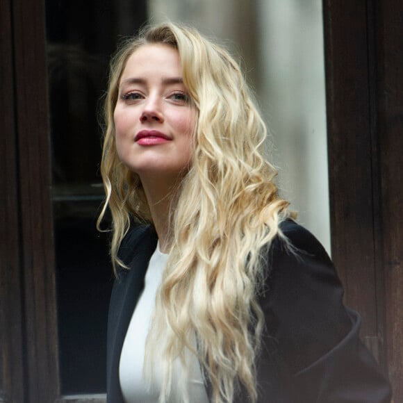 Amber Heard à son arrivée à la cour royale de justice de Londres, pour le procès en diffamation contre le magazine The Sun Newspaper. 