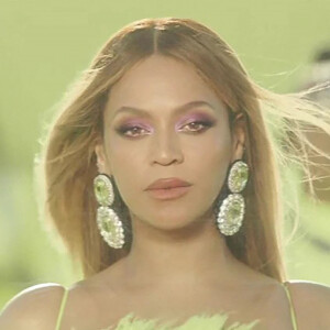 Beyonce, accompagnée de sa fille Blue Ivy, rend hommage aux soeurs Williams en interprétant "Be Alive" en ouverture de la 94 ème cérémonie des Oscar, le 27 mars 2022.