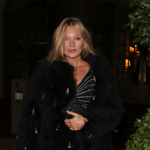 Kate Moss à la sortie de l'hôtel Ritz lors de la Fashion Week printemps/été 2022 de Paris, France, le 2 octobre 2021.