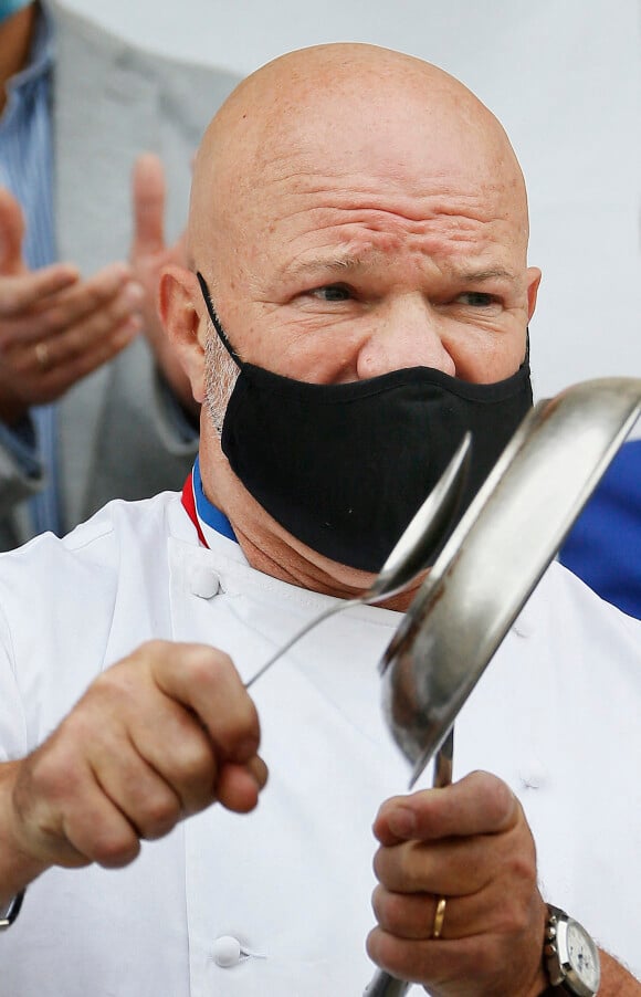 Le grand chef Bordelais et présentateur TV Philippe Etchebest organise un concert de casseroles devant son restaurant Bordelais "Le 4ème Mur" avec son équipe afin de soutenir l'ouverture des restaurants pendant la crise liée à l'épidémie de Coronavirus (COVID-19), le 2 Octobre 2020 à Bordeaux. 