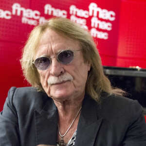 Exclusif - Le chanteur Christophe (Daniel Bevilacqua) en showcase-dédicace à la Fnac Saint-Lazare à Paris, pour la sortie de son nouvel album "Les vestiges du Chaos". Le 15 avril 2016 © Pierre Perusseau / Bestimage