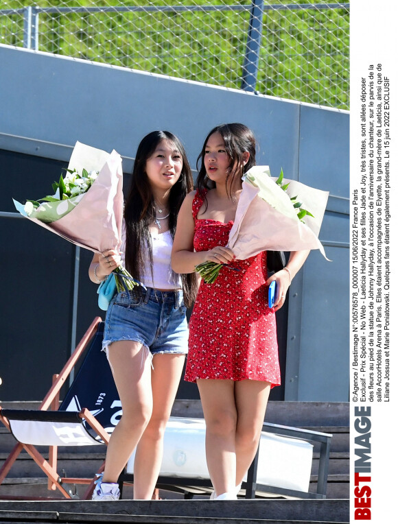 Laeticia Hallyday et ses filles Jade et Joy sont allées déposer des fleurs au pied de la statue de Johnny Hallyday, sur le parvis de la salle AccorHotels Arena à Paris. Le 15 juin 2022.