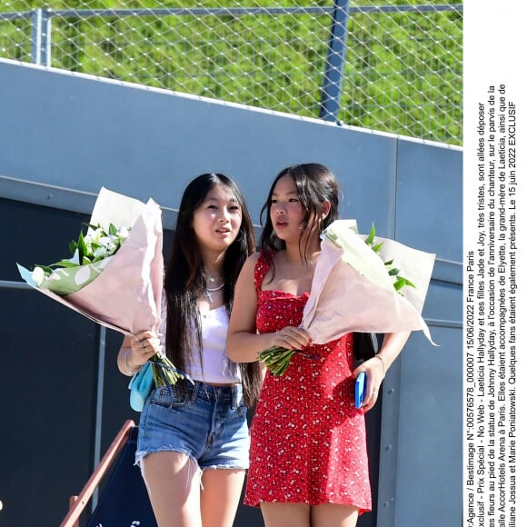 Laeticia Hallyday et ses filles Jade et Joy sont allées déposer des fleurs au pied de la statue de Johnny Hallyday, sur le parvis de la salle AccorHotels Arena à Paris. Le 15 juin 2022.