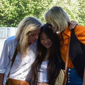 Laeticia Hallyday et ses filles Jade et Joy sont allées déposer des fleurs au pied de la statue de Johnny Hallyday, sur le parvis de la salle AccorHotels Arena à Paris. Le 15 juin 2022.