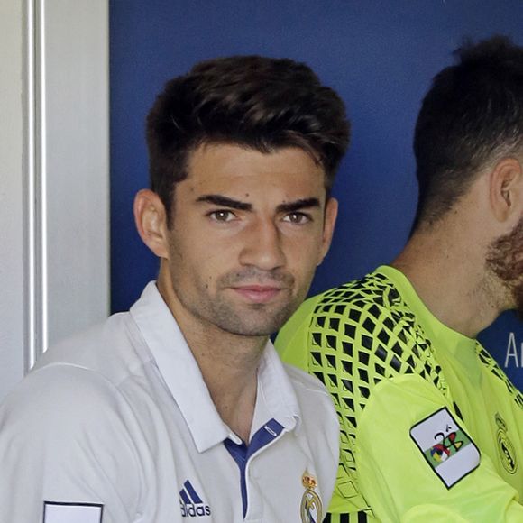 Enzo (maillot blanc) et Lucas Zidane (maillot violet), les fils de Zinedine Zidane, lors du match de foot de seconde division B opposant Fuenlabrada au Real Madrid Castilla. Madrid, le 25 septembre 2016.