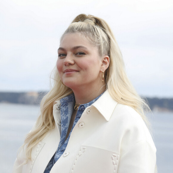 Louane Emera - Photocall de la série "Visions" lors de la 5e saison du festival International des Séries "Canneseries" à Cannes, le 3 avril 2022. © Denis Guignebourg/Bestimage