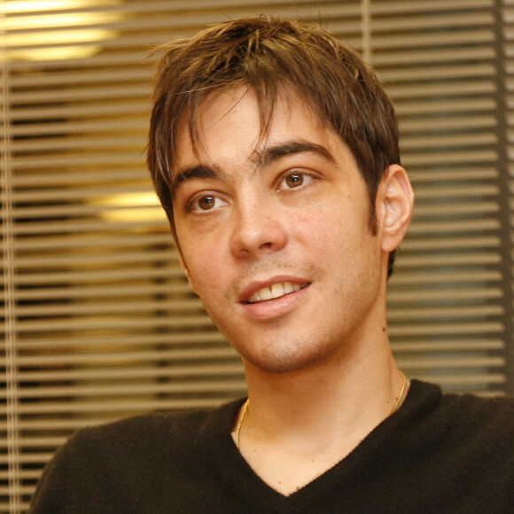 Archives - Grégory Lemarchal rencontre les lecteurs de Télé Loisirs à Paris, le 20 décembre 2006.