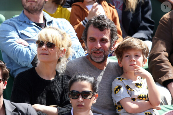 Marina Foïs avec son compagnon Eric Lartigau et son fils - People dans les tribunes lors du tournoi de tennis de Roland Garros à Paris le 30 mai 2015. 